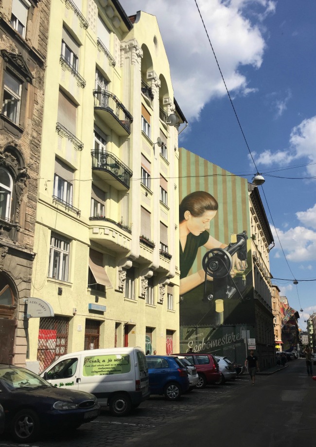 Budapest Exploring: Jewish Quarter, Grand Synagogue & Ruin Pubs