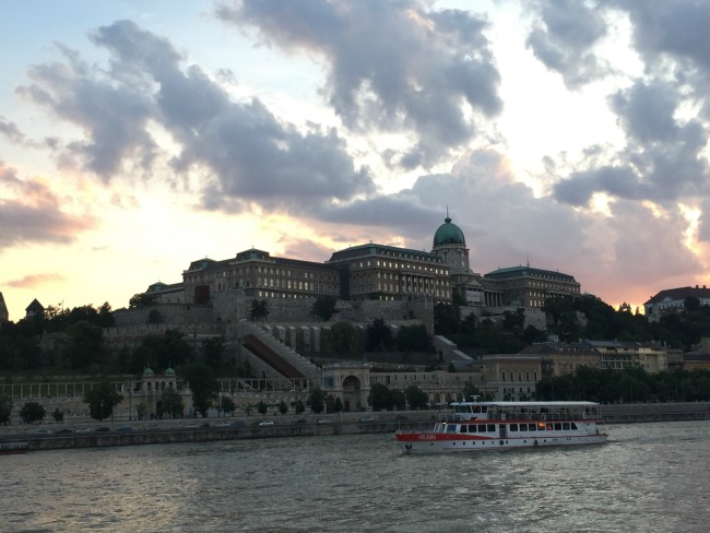 Budapest Exploring: Free Walking Tour & Boat Trip